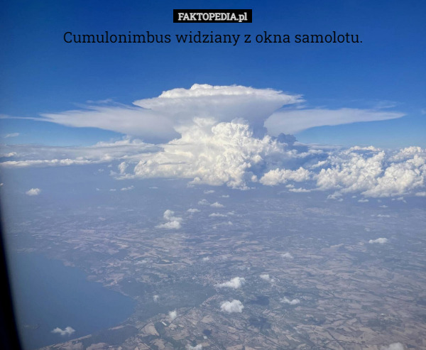 Cumulonimbus widziany z okna samolotu. 
