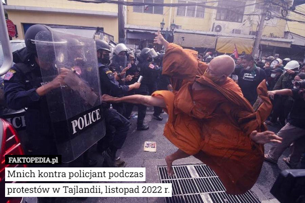 Mnich kontra policjant podczas protestów w Tajlandii, listopad 2022 r. 