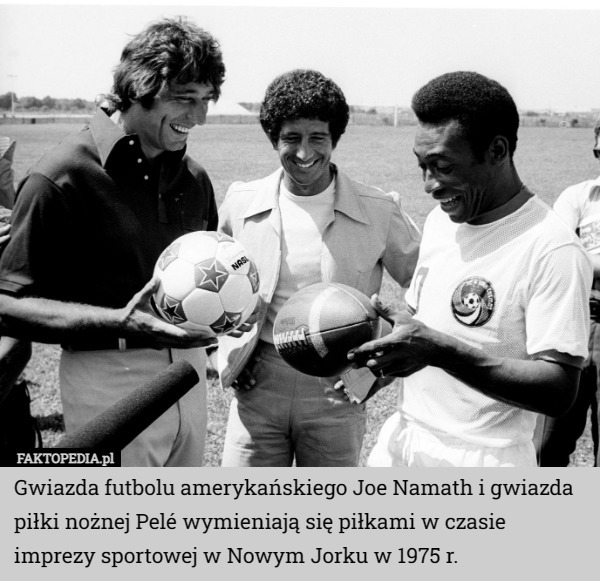 Gwiazda futbolu amerykańskiego Joe Namath i gwiazda piłki nożnej Pelé wymieniają się piłkami w czasie imprezy sportowej w Nowym Jorku w 1975 r. 
