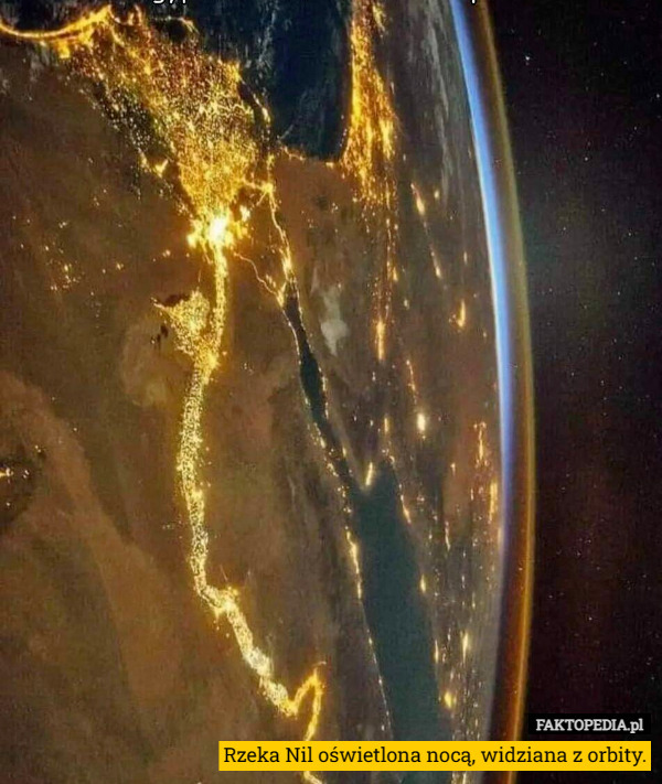 Rzeka Nil oświetlona nocą, widziana z orbity. 