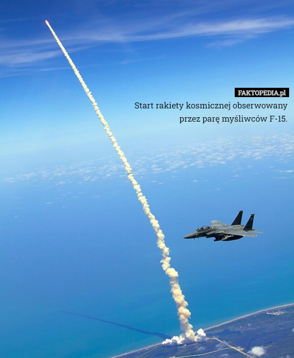 Start rakiety kosmicznej obserwowany przez parę myśliwców F-15. 