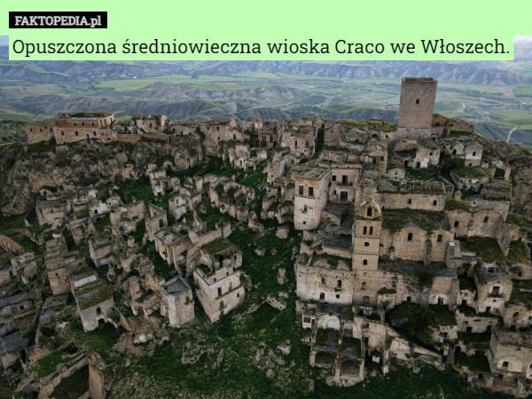 Opuszczona średniowieczna wioska Craco we Włoszech. 