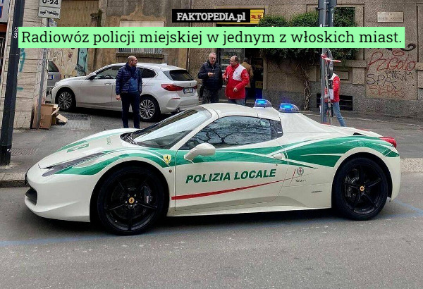 Radiowóz policji miejskiej w jednym z włoskich miast. 