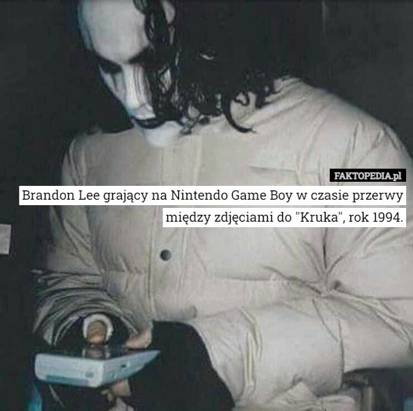 Brandon Lee grający na Nintendo Game Boy w czasie przerwy między zdjęciami do "Kruka", rok 1994. 