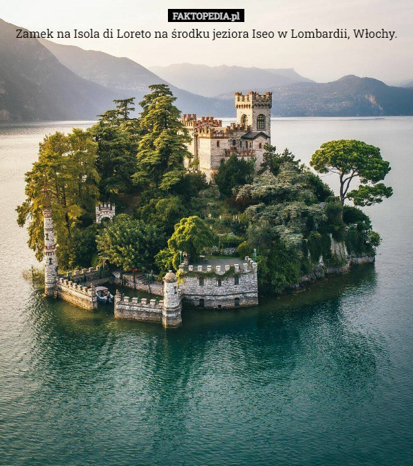 Zamek na Isola di Loreto na środku jeziora Iseo w Lombardii, Włochy. 
