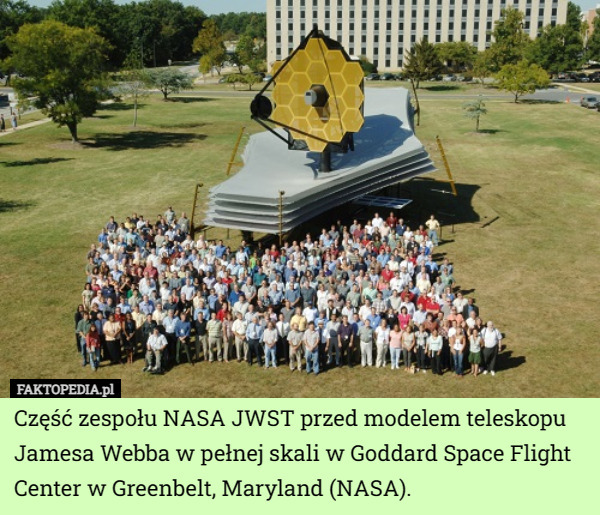 Część zespołu NASA JWST przed modelem teleskopu Jamesa Webba w pełnej skali w Goddard Space Flight Center w Greenbelt, Maryland (NASA). 