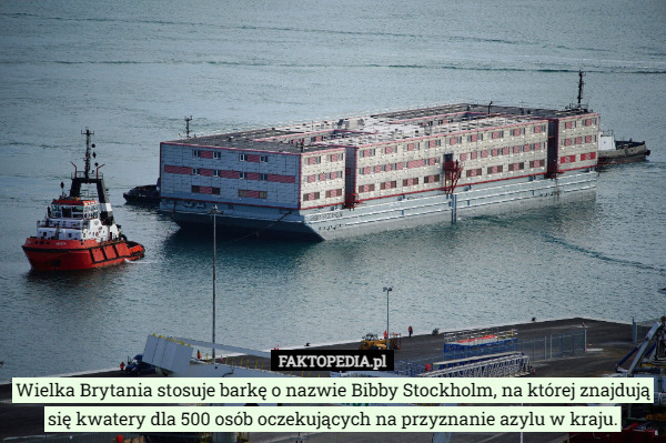 Wielka Brytania stosuje barkę o nazwie Bibby Stockholm, na której znajdują się kwatery dla 500 osób oczekujących na przyznanie azylu w kraju. 