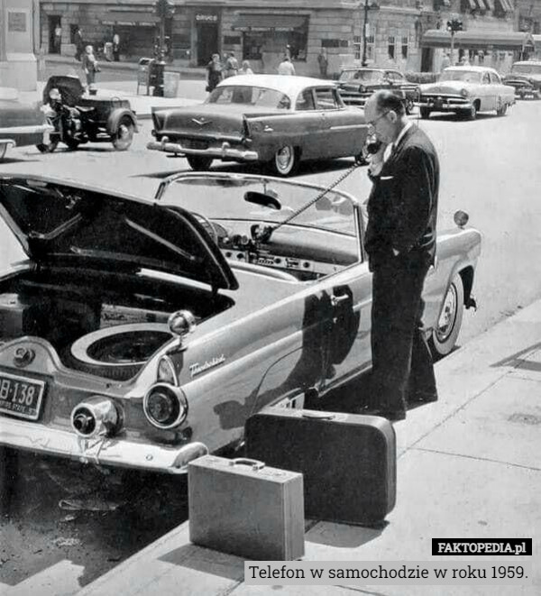 Telefon w samochodzie w roku 1959. 