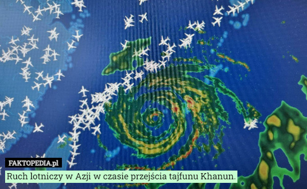 Ruch lotniczy w Azji w czasie przejścia tajfunu Khanun. 