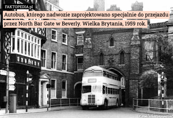 Autobus, którego nadwozie zaprojektowano specjalnie do przejazdu przez North Bar Gate w Beverly. Wielka Brytania, 1959 rok. 
