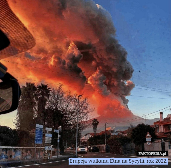 Erupcja wulkanu Etna na Sycylii, rok 2022. 