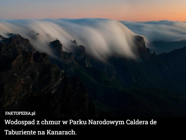 Wodospad z chmur w Parku Narodowym Caldera de Taburiente na Kanarach. 