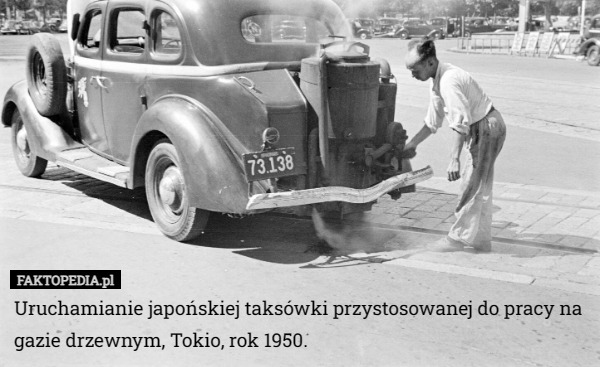 Uruchamianie japońskiej taksówki przystosowanej do pracy na gazie drzewnym, Tokio, rok 1950. 