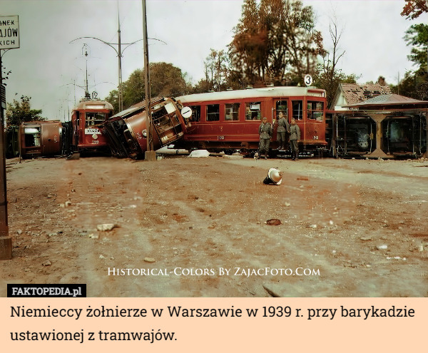 Niemieccy żołnierze w Warszawie w 1939 r. przy barykadzie ustawionej z tramwajów. 