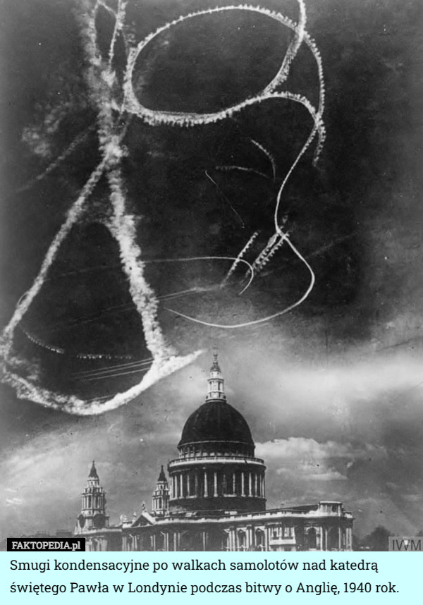 Smugi kondensacyjne po walkach samolotów nad katedrą świętego Pawła w Londynie podczas bitwy o Anglię, 1940 rok. 