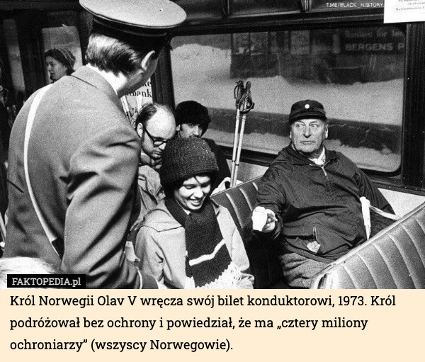Król Norwegii Olav V wręcza swój bilet konduktorowi, 1973. Król podróżował bez ochrony i powiedział, że ma „cztery miliony ochroniarzy” (wszyscy Norwegowie). 
