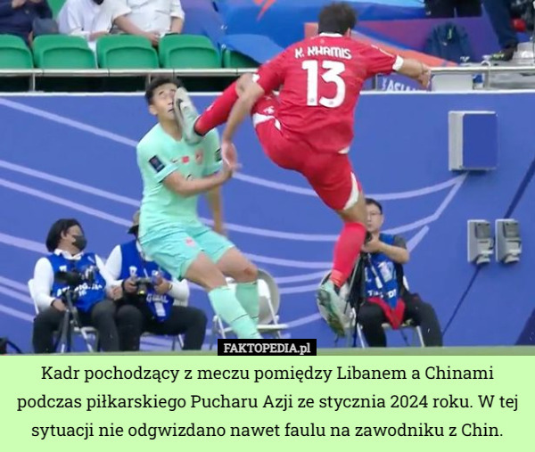 Kadr pochodzący z meczu pomiędzy Libanem a Chinami podczas piłkarskiego Pucharu Azji ze stycznia 2024 roku. W tej sytuacji nie odgwizdano nawet faulu na zawodniku z Chin. 
