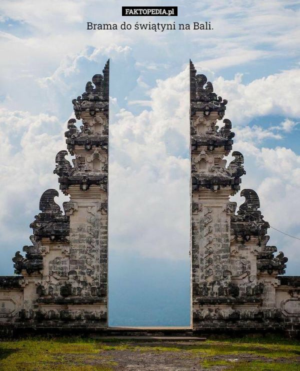 Brama do świątyni na Bali. 