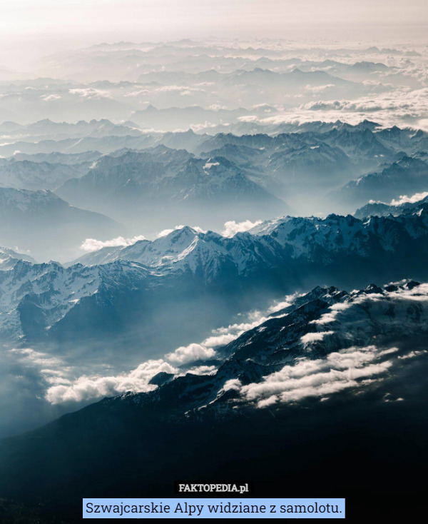 Szwajcarskie Alpy widziane z samolotu. 