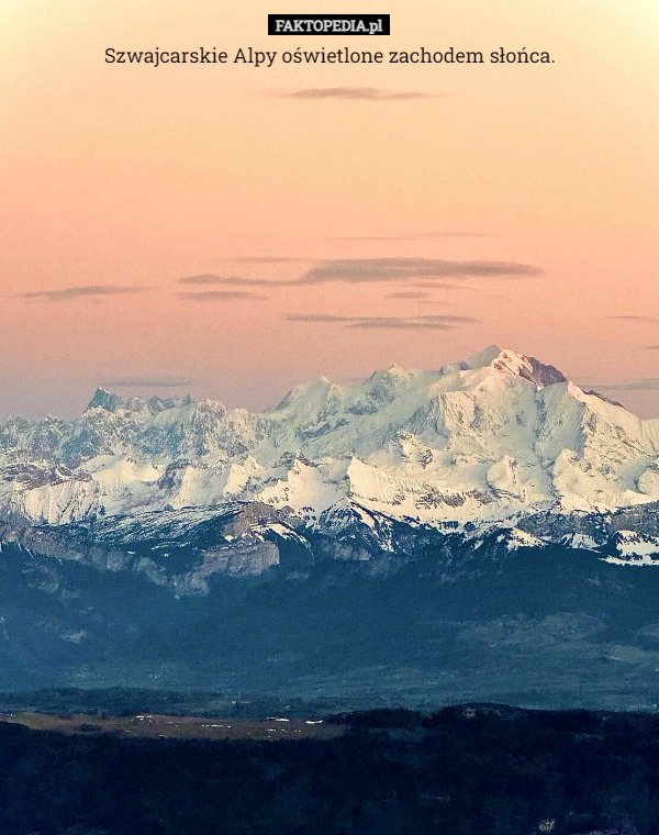 Szwajcarskie Alpy oświetlone zachodem słońca. 