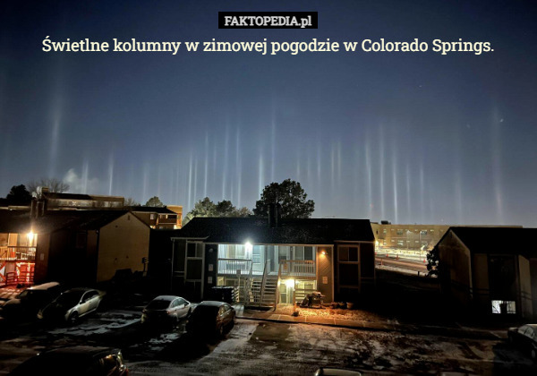 Świetlne kolumny w zimowej pogodzie w Colorado Springs. 