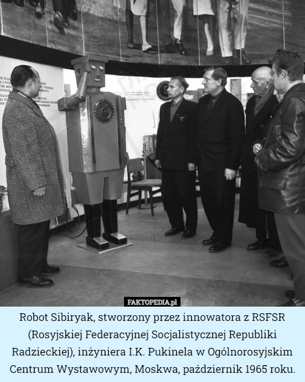 Robot Sibiryak, stworzony przez innowatora z RSFSR (Rosyjskiej Federacyjnej Socjalistycznej Republiki Radzieckiej), inżyniera I.K. Pukinela w Ogólnorosyjskim Centrum Wystawowym, Moskwa, październik 1965 roku. 