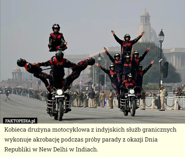 Kobieca drużyna motocyklowa z indyjskich służb granicznych wykonuje akrobację podczas próby parady z okazji Dnia Republiki w New Delhi w Indiach. 