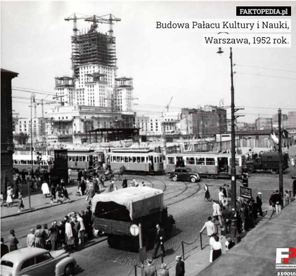 Budowa Pałacu Kultury i Nauki,
Warszawa, 1952 rok. 