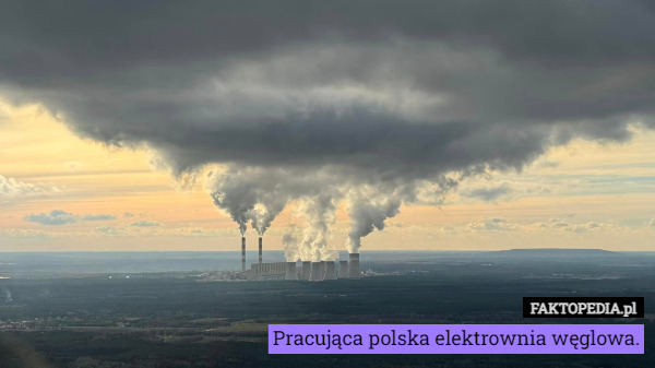 Pracująca polska elektrownia węglowa. 