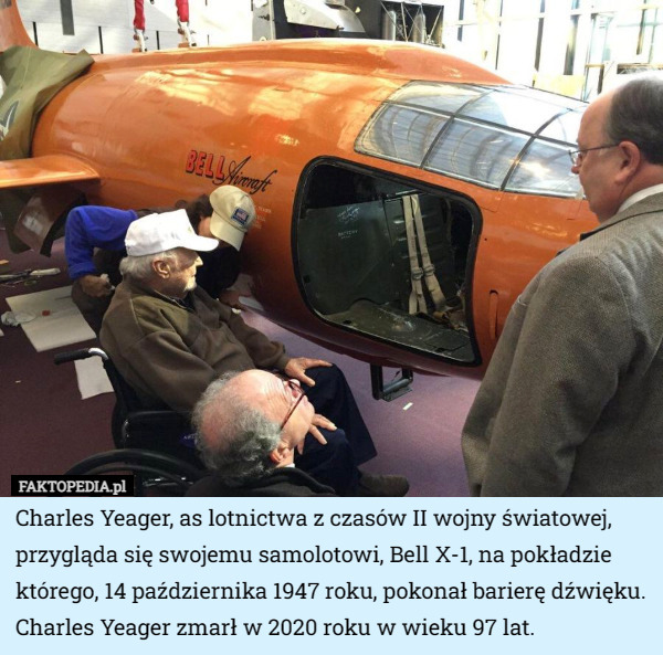 Charles Yeager, as lotnictwa z czasów II wojny światowej, przygląda się swojemu samolotowi, Bell X-1, na pokładzie którego, 14 października 1947 roku, pokonał barierę dźwięku. Charles Yeager zmarł w 2020 roku w wieku 97 lat. 