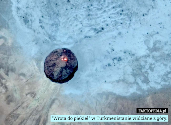 "Wrota do piekieł" w Turkmenistanie widziane z góry. 