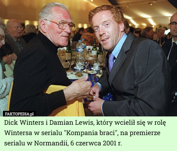 Dick Winters i Damian Lewis, który wcielił się w rolę Wintersa w serialu "Kompania braci", na premierze serialu w Normandii, 6 czerwca 2001 r. 