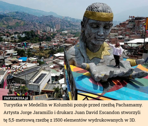 Turystka w Medellin w Kolumbii pozuje przed rzeźbą Pachamamy. Artysta Jorge Jaramillo i drukarz Juan David Escandon stworzyli tę 5,5-metrową rzeźbę z 1500 elementów wydrukowanych w 3D. 