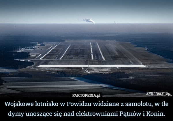 Wojskowe lotnisko w Powidzu widziane z samolotu, w tle dymy unoszące się nad elektrowniami Pątnów i Konin. 
