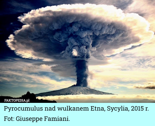Pyrocumulus nad wulkanem Etna, Sycylia, 2015 r.
Fot: Giuseppe Famiani. 