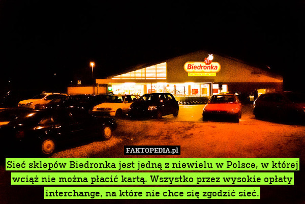 Sieć sklepów Biedronka jest jedną z niewielu w Polsce, w której wciąż nie można płacić kartą. Wszystko przez wysokie opłaty interchange, na które nie chce się zgodzić sieć. 
