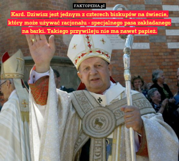 Kard. Dziwisz jest jednym z czterech biskupów na świecie, który może używać racjonału - specjalnego pasa zakładanego
na barki. Takiego przywileju nie ma nawet papież. 