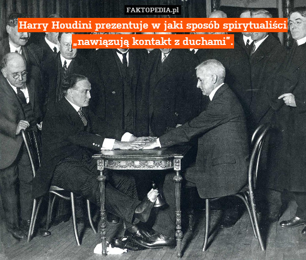 Harry Houdini prezentuje w jaki sposób spirytualiści „nawiązują kontakt z duchami”. 