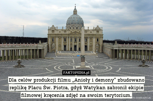 Dla celów produkcji filmu „Anioły i demony” zbudowano replikę Placu Św. Piotra, gdyż Watykan zabronił ekipie filmowej kręcenia zdjęć na swoim terytorium. 