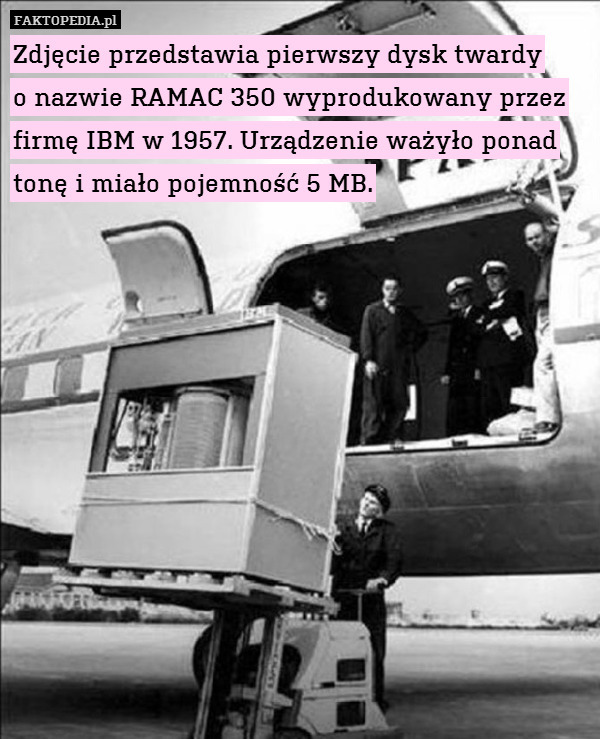 Zdjęcie przedstawia pierwszy dysk twardy
o nazwie RAMAC 350 wyprodukowany przez firmę IBM w 1957. Urządzenie ważyło ponad tonę i miało pojemność 5 MB. 