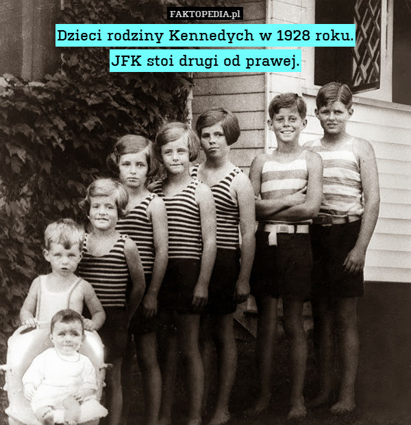 Dzieci rodziny Kennedych w 1928 roku.
JFK stoi drugi od prawej. 