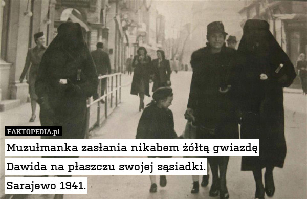 Muzułmanka zasłania nikabem żółtą gwiazdę Dawida na płaszczu swojej sąsiadki.
Sarajewo 1941. 