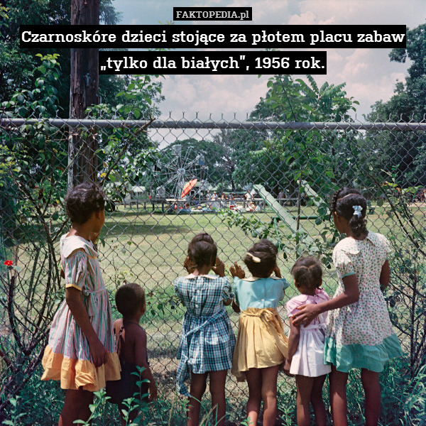 Czarnoskóre dzieci stojące za płotem placu zabaw „tylko dla białych”, 1956 rok. 