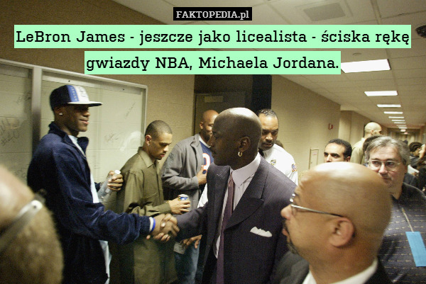 LeBron James - jeszcze jako licealista - ściska rękę gwiazdy NBA, Michaela Jordana. 