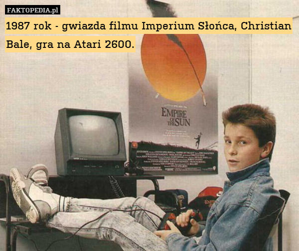 1987 rok - gwiazda filmu Imperium Słońca, Christian Bale, gra na Atari 2600. 