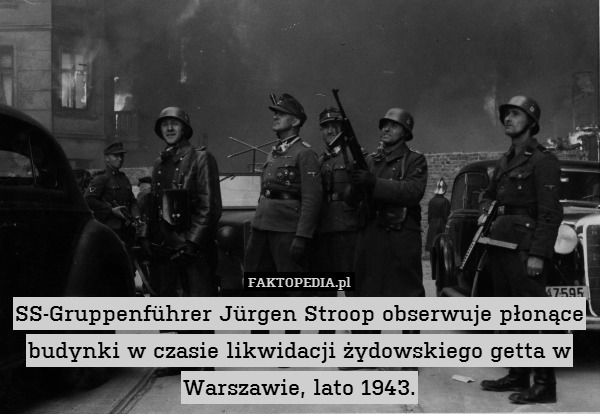 SS-Gruppenführer Jürgen Stroop obserwuje płonące budynki w czasie likwidacji żydowskiego getta w Warszawie, lato 1943. 