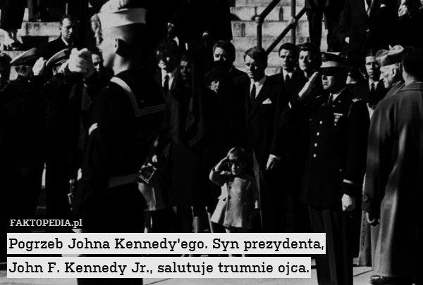 Pogrzeb Johna Kennedy&apos;ego. Syn prezydenta,
John F. Kennedy Jr., salutuje trumnie ojca. 
