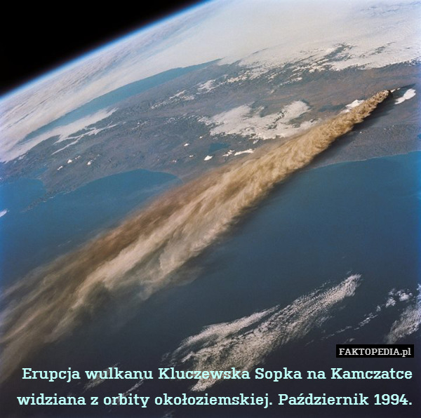 Erupcja wulkanu Kluczewska Sopka na Kamczatce widziana z orbity okołoziemskiej. Październik 1994. 