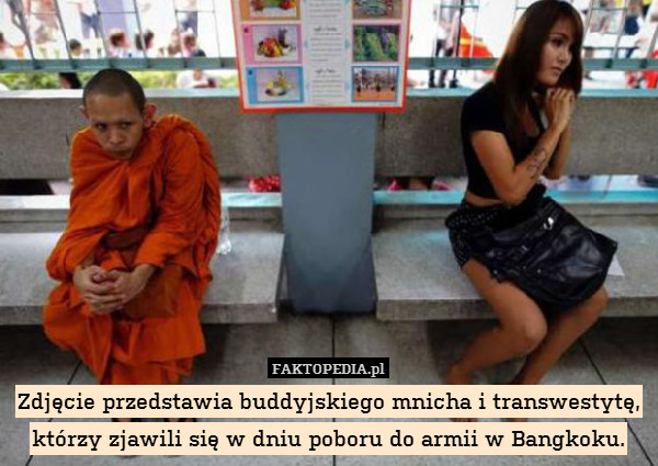 Zdjęcie przedstawia buddyjskiego mnicha i transwestytę, którzy zjawili się w dniu poboru do armii w Bangkoku. 