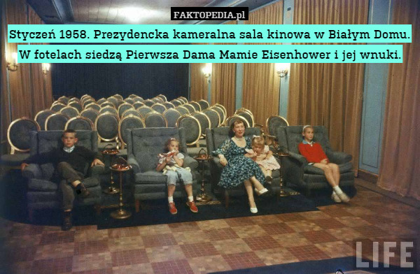 Styczeń 1958. Prezydencka kameralna sala kinowa w Białym Domu.
W fotelach siedzą Pierwsza Dama Mamie Eisenhower i jej wnuki. 